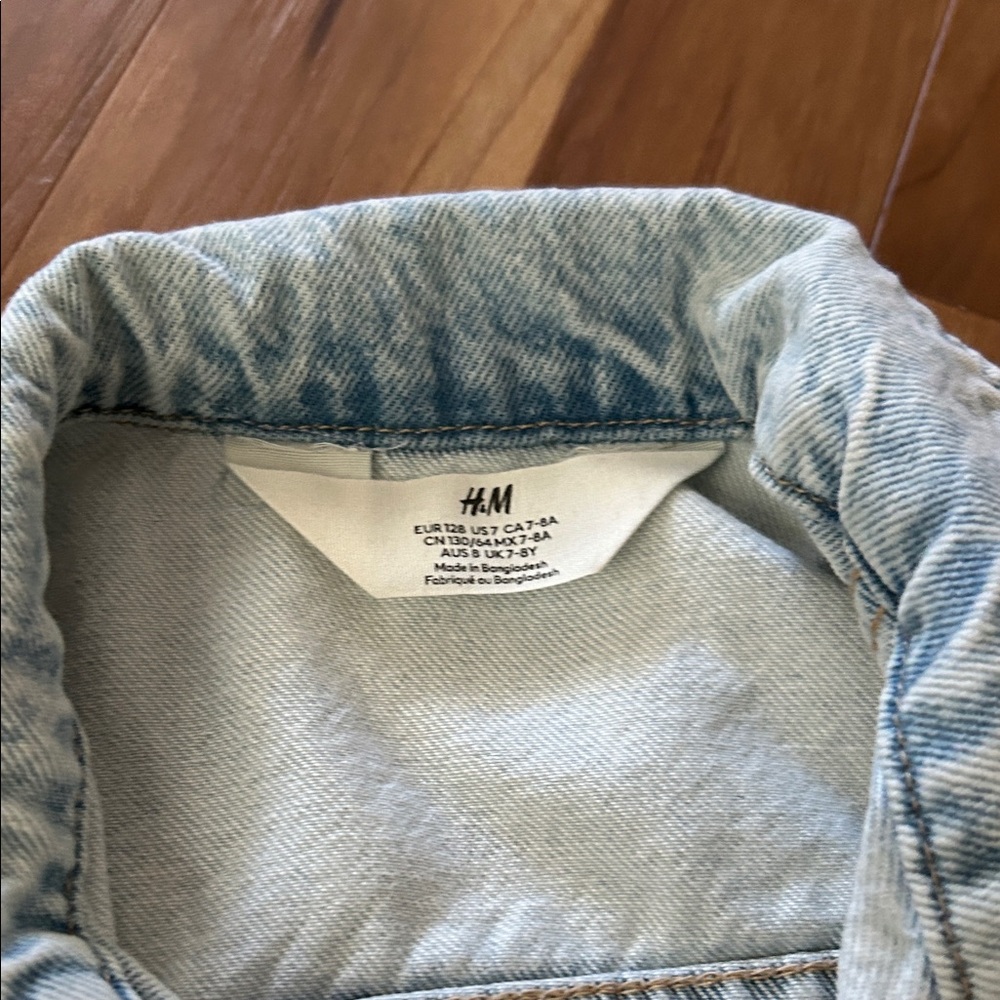 H&M Light Wash Denim Jacket in Pale Blue - Picture 3 of 3